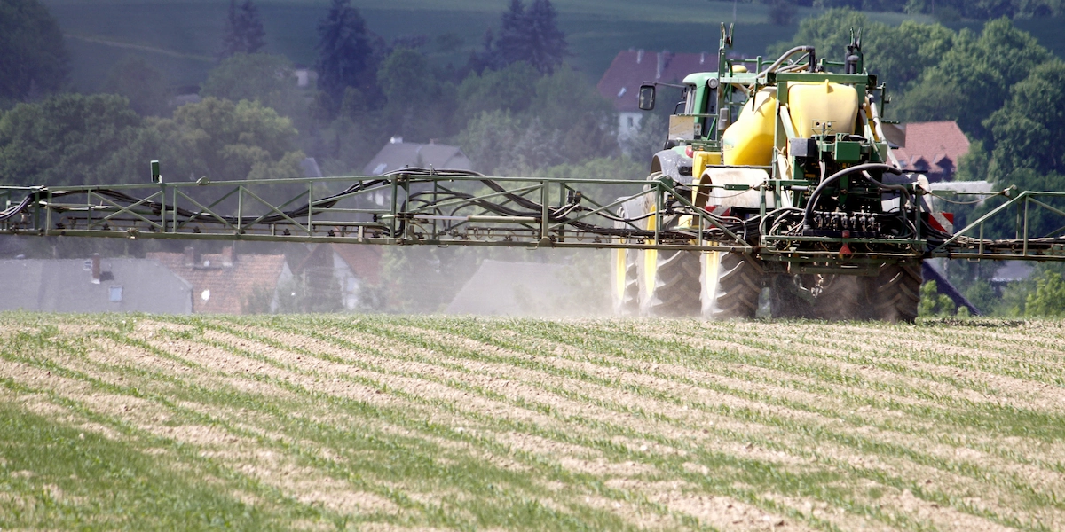 Nitrogen 1 kg – spryskiwanie pola preparatem przez ciągnik