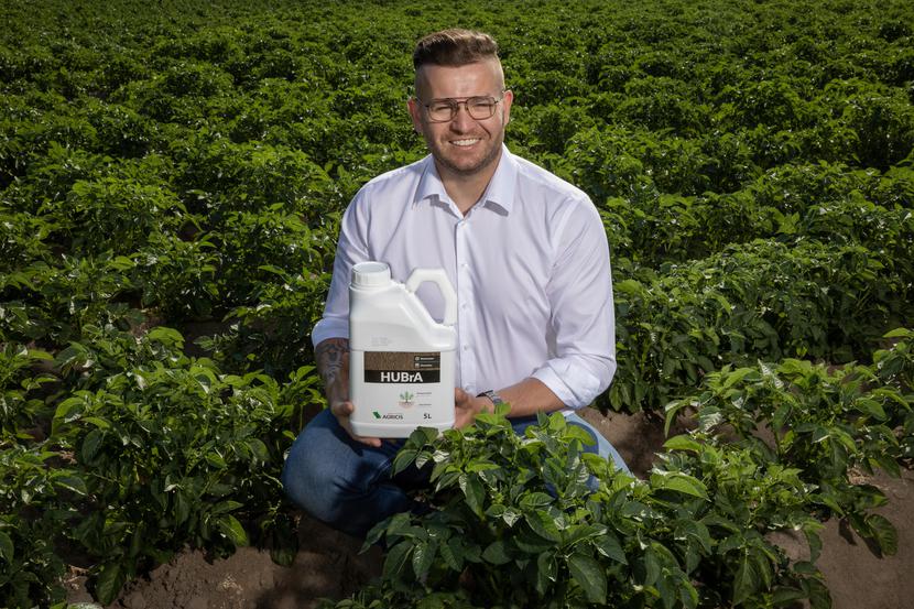 Rolnik prezentujący produkt w polu warzyw